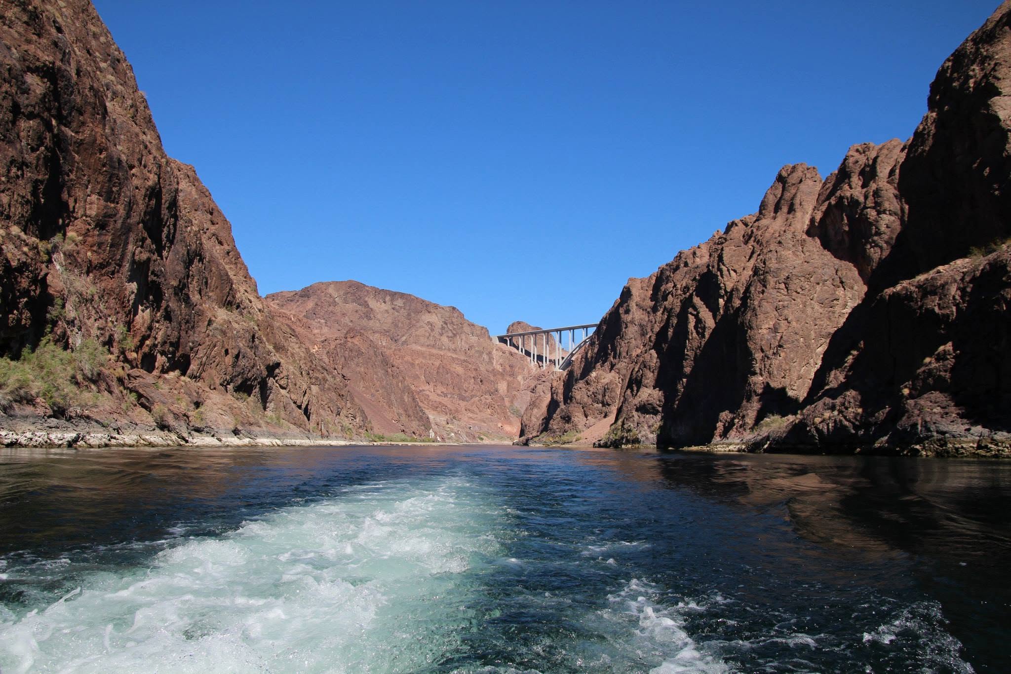 Colorado River gennem Black Canyon med broen ved Hoover Dam i baggrunden